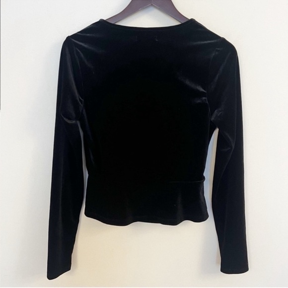 Good American Velvet Wrap Top Black V-Neck NEW Size (2) Medium Long Sleeves - Picture 9 of 9